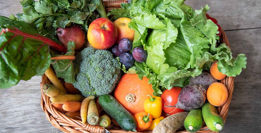Korb mit regionalem Obst und Gemüse